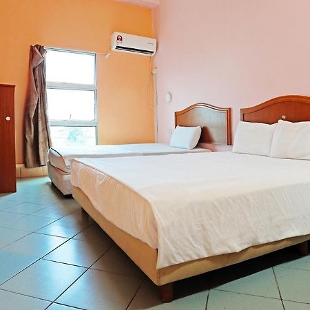 Oyo 90598 Living House C0 Hotel Kuching Eksteriør billede
