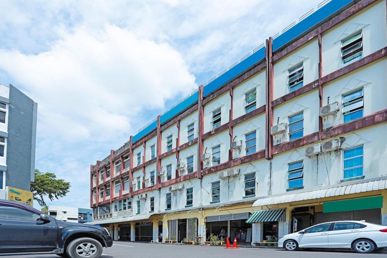 Oyo 90598 Living House C0 Hotel Kuching Eksteriør billede