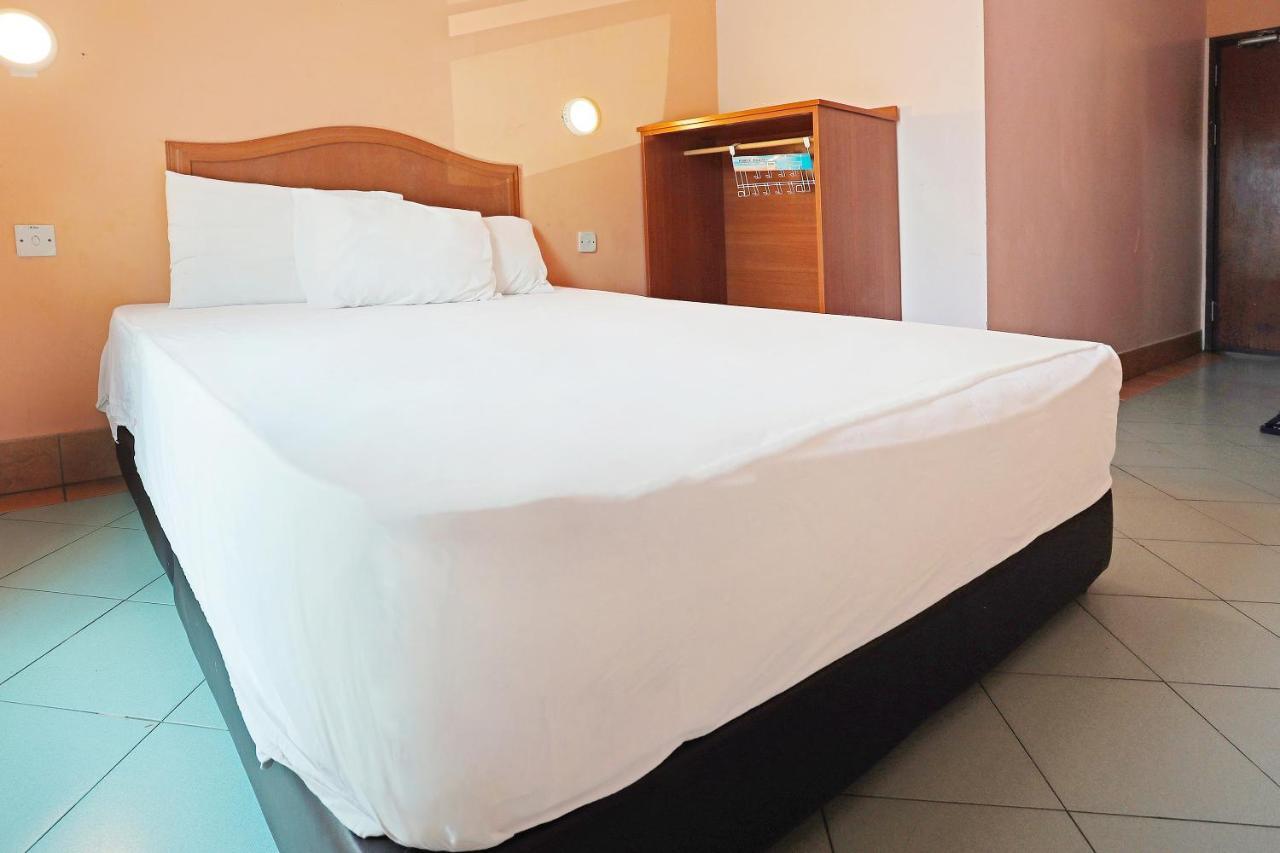 Oyo 90598 Living House C0 Hotel Kuching Eksteriør billede