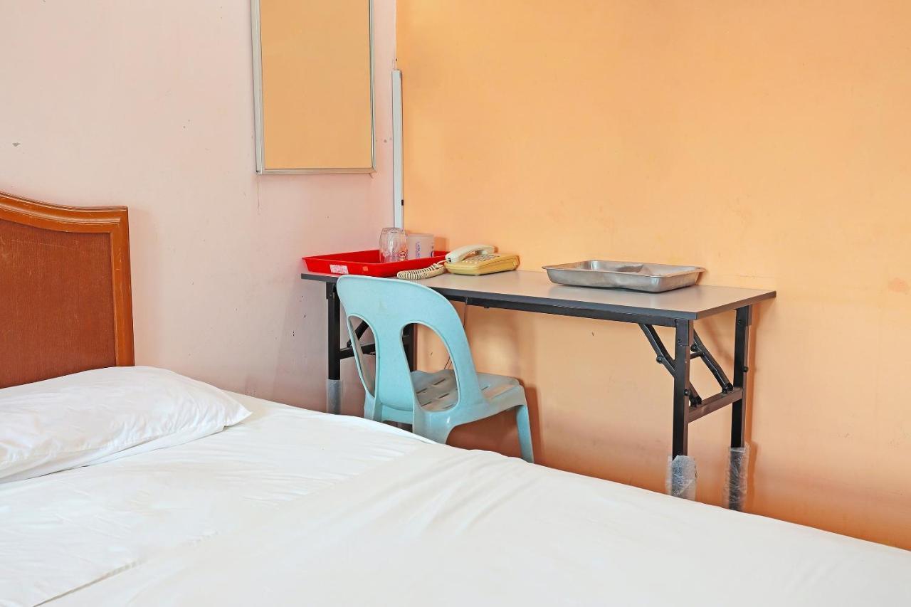 Oyo 90598 Living House C0 Hotel Kuching Eksteriør billede