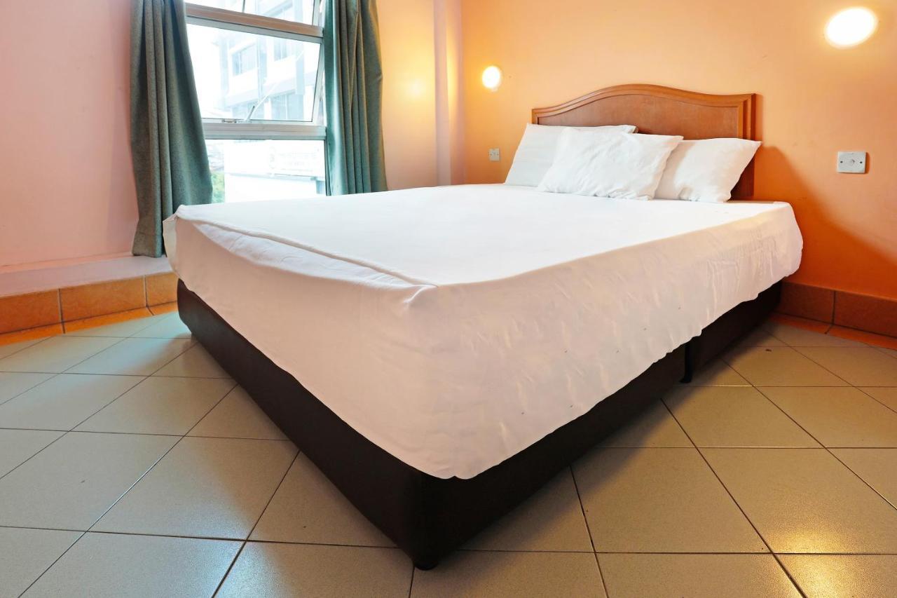 Oyo 90598 Living House C0 Hotel Kuching Eksteriør billede